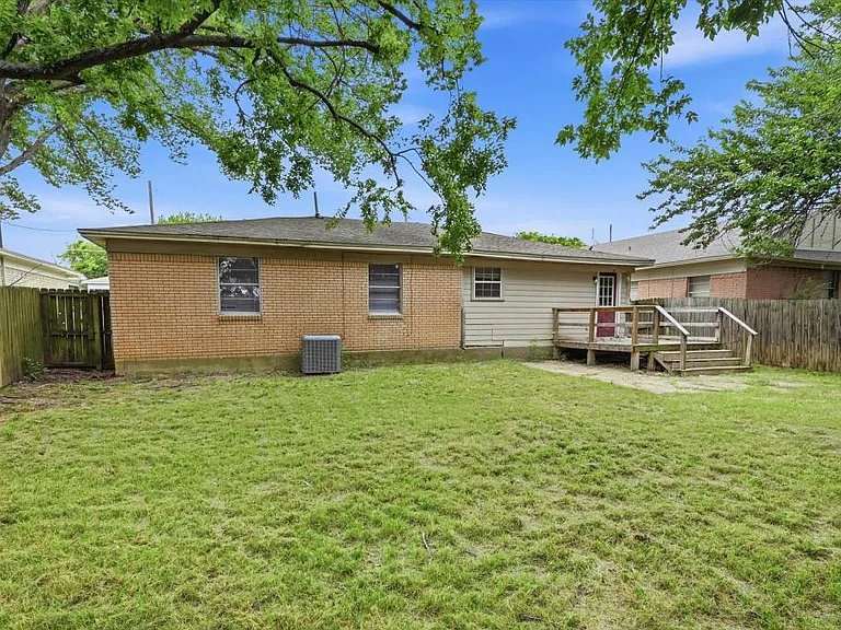 2521 N Hickory St — Photo 25