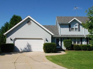 N62W38027-29 Florence Ct, Oconomowoc, WI 53066