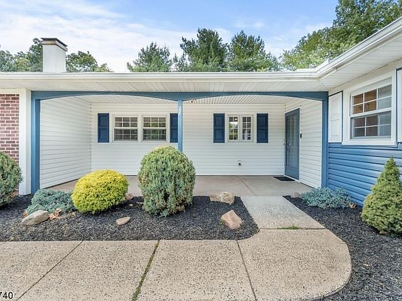 3rd image of 28 Buttonwood Dr