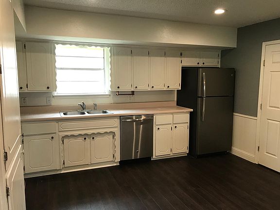 4th image of 900 Willow Cir S