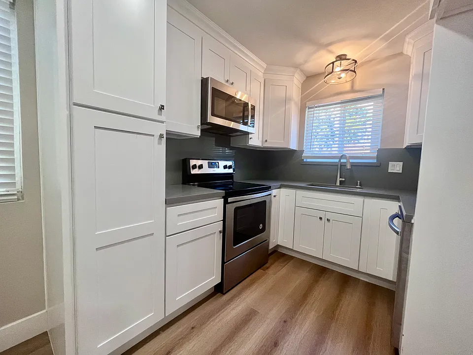 982 Ravenscourt Ave #3