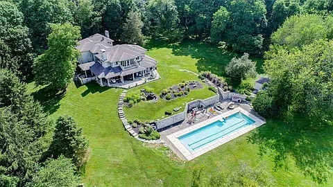 5 bed, 4.5 bath, 6141 sqft, $6,000 — Photo 1