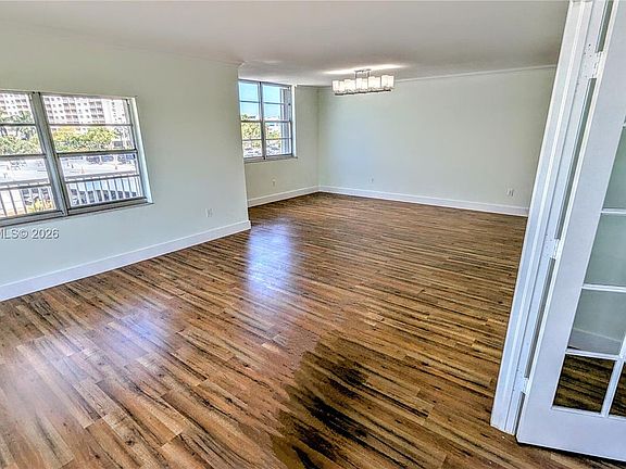 5th image of 300 Bayview Dr APT 206
