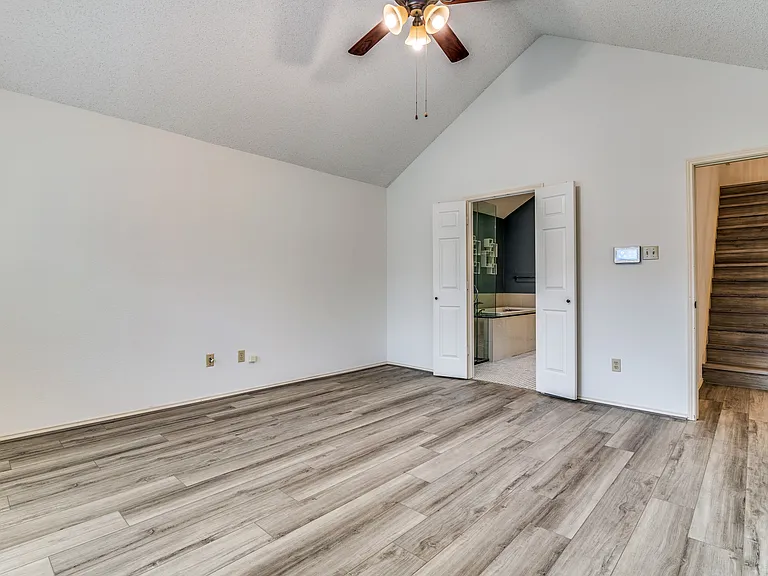 524 Raintree Cir — Photo 14