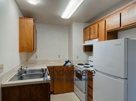 M1548: 865 N Oak Harbor St