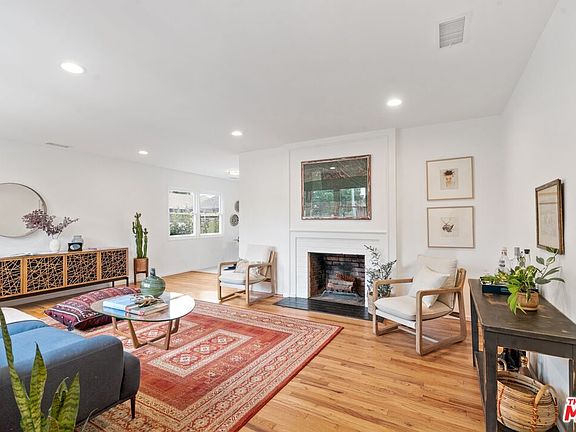 3rd image of 3866 Alsace Ave