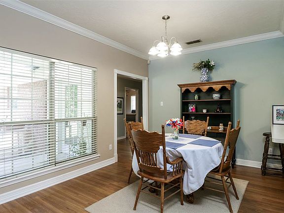 5th image of 400 Oak Valley Dr