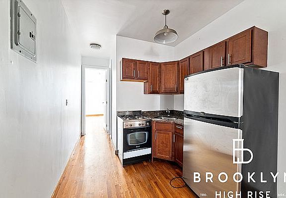 4th image of 1505 Gates Ave #2A