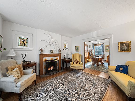 4th image of 32 Belcourt Rd