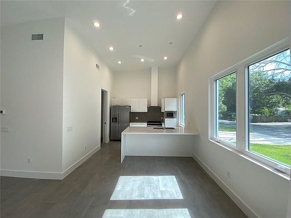 3rd image of 881 S Jefferson Ave