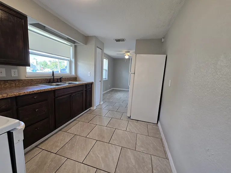 246 W Bay Ave — Photo 8