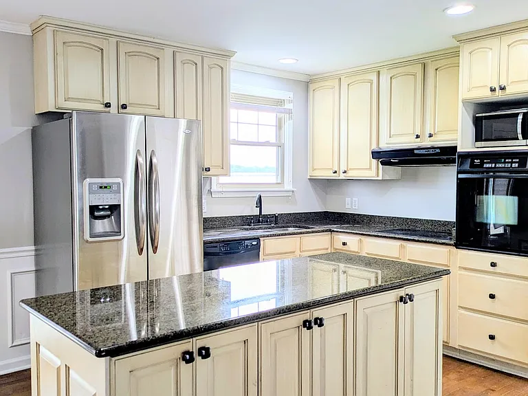 176 Roberta Dr — Photo 2