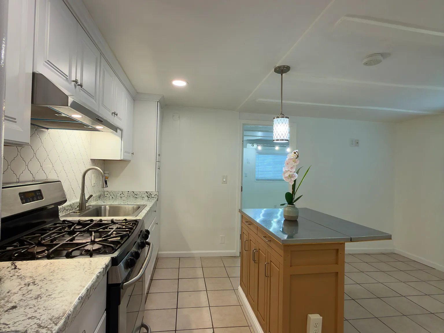 1 bed, 1.0 bath, 650 sqft, $1,600 — Photo 3