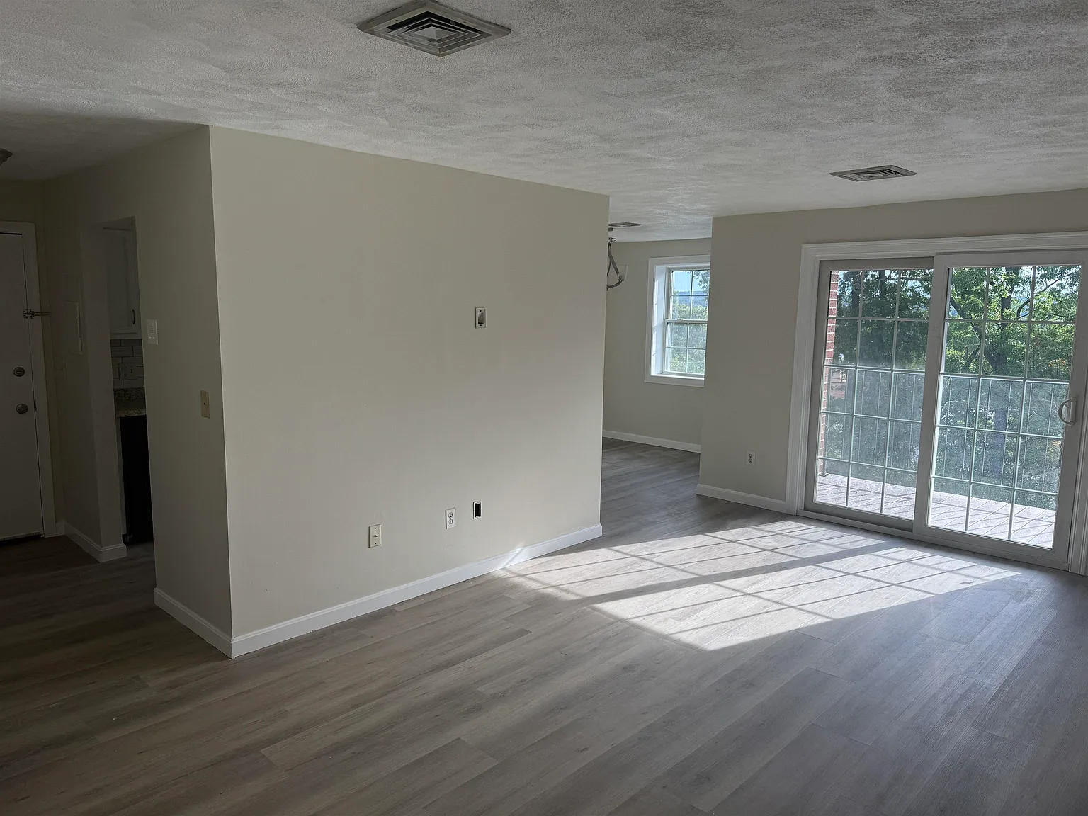 2 bed, 1.5 bath, 980 sqft, $2,200 — Photo 3