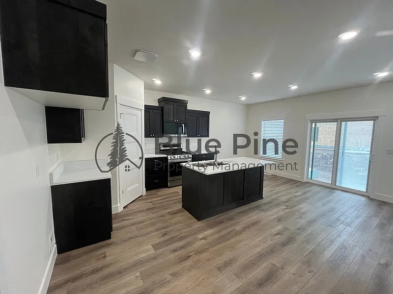 3 bed, 2.5 bath, 2100 sqft, $1,850 — Photo 3