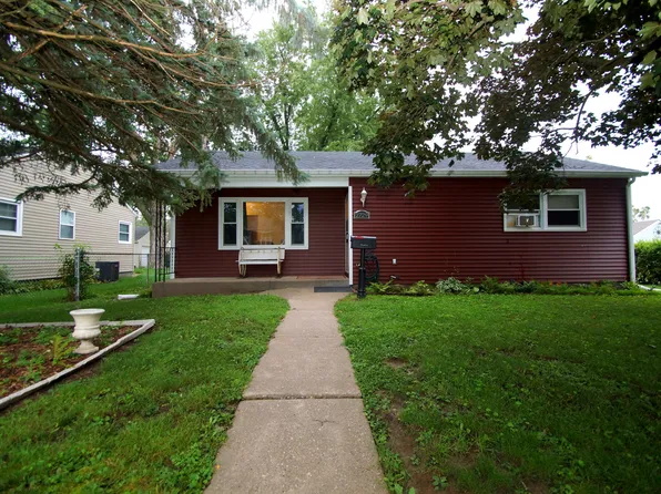 2729 Bellevue Ave, Bettendorf, IA 52722