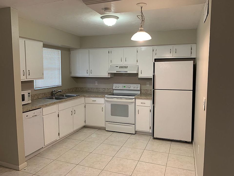 Kitchen. Appliances included