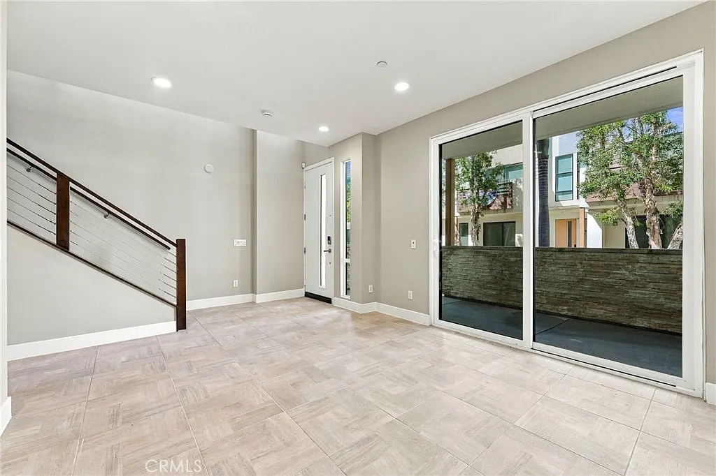 2 bed, 4.0 bath, 1972 sqft, $5,600 — Photo 3