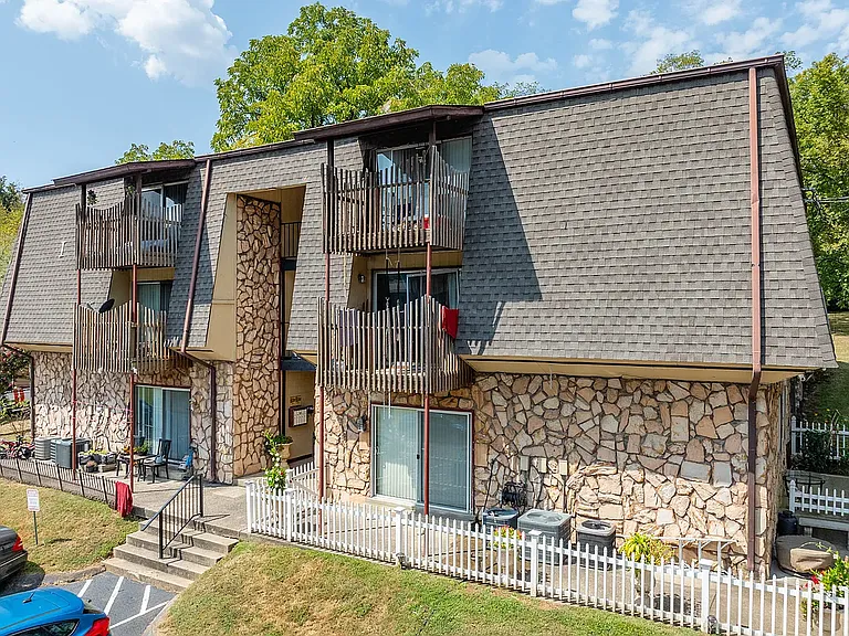 Hartford House Apartments — Photo 18