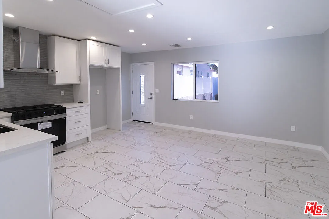1 bed, 1.0 bath, $2,300 — Photo 4