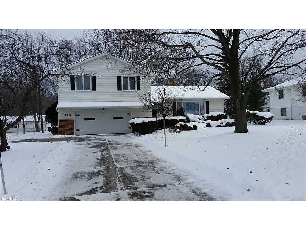 945 Colony Dr photo 1