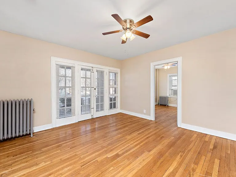2732 Charlotte St — Photo 9