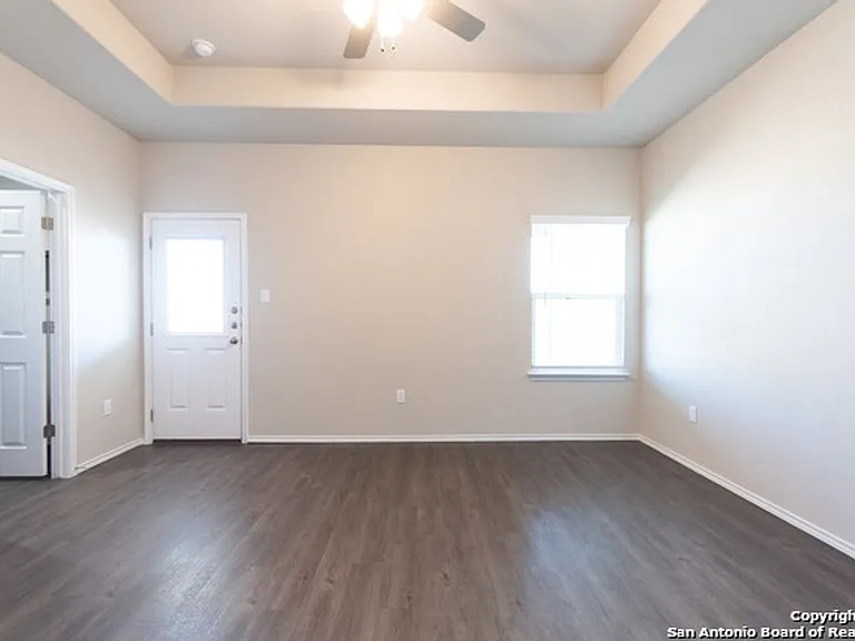 602 Grayson Ln — Photo 9