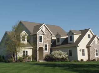 316 Hollyhock Ln, Hartland, WI 53029