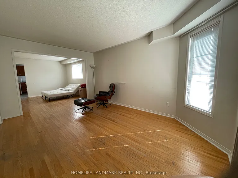 53 Brown St W — Photo 4