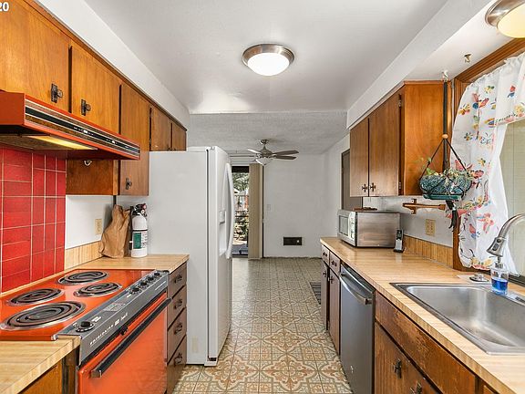 4th image of 3741 SE Oak Ct