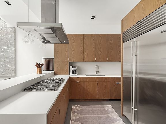 2nd image of 450 W 25th St