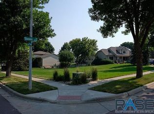 6108 W Queens Cir, Sioux Falls, SD 57106