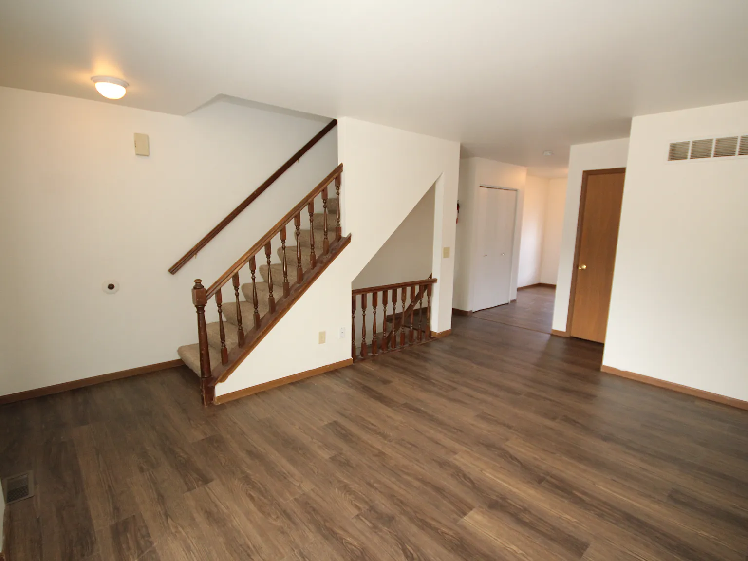 3 bed, 2.5 bath, 976 sqft, $1,400 — Photo 3