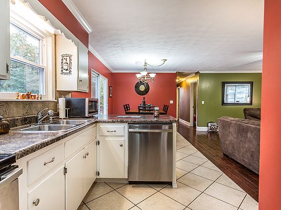 3rd image of 1945 Plantation Dr SE