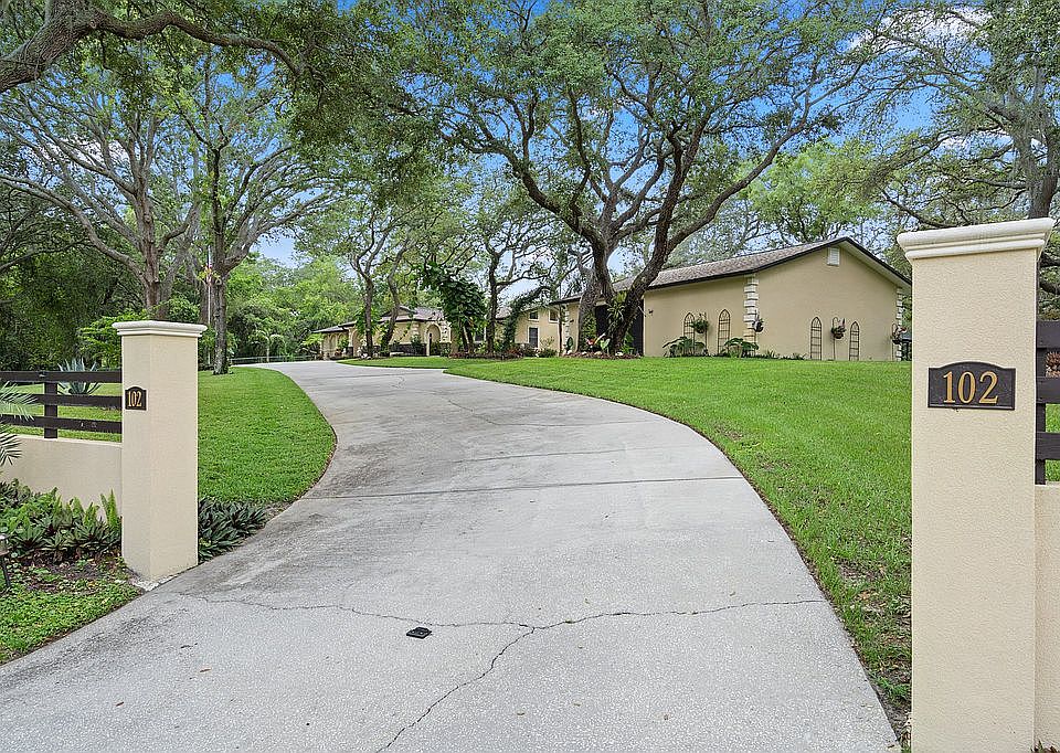 1st image of 102 Dogwood Trce