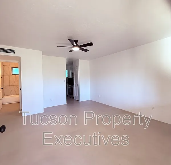 810 N Alvernon Way — Photo 9