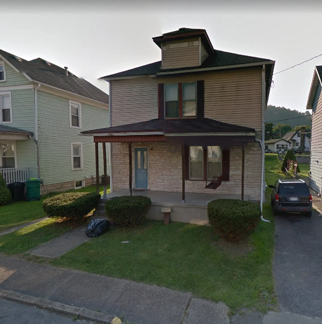 Large 3 bed / 2 bath available now! — Photo 2