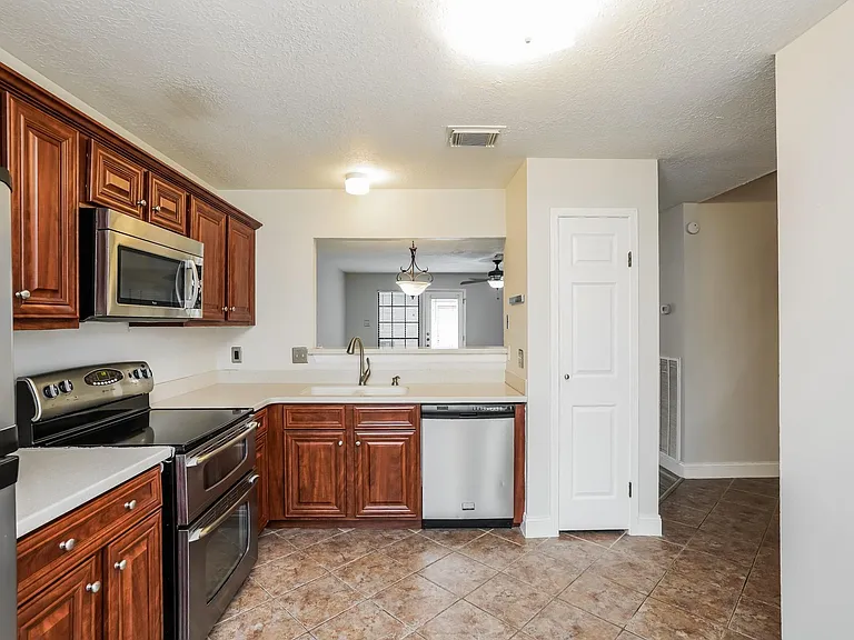 17263 Saturn Ln — Photo 7