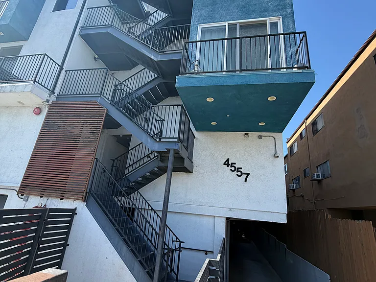 4557 Rosewood Ave #7 — Photo 8