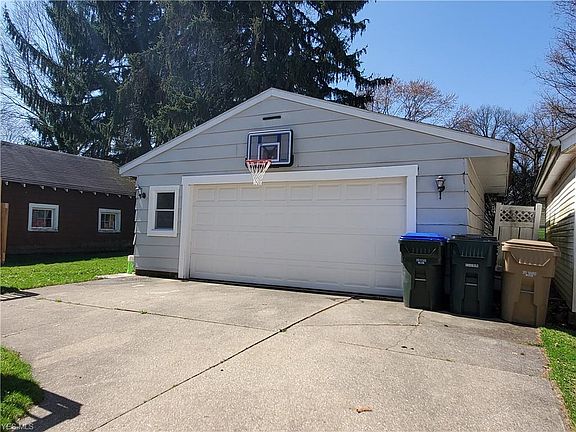 4th image of 2610 Maplewood St
