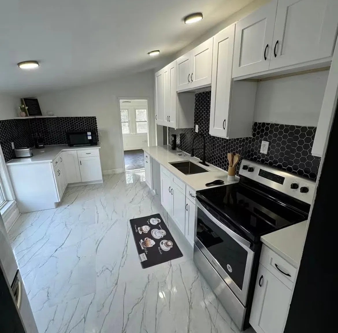 5 bed, 1.5 bath, 1712 sqft, $3,300 — Photo 2