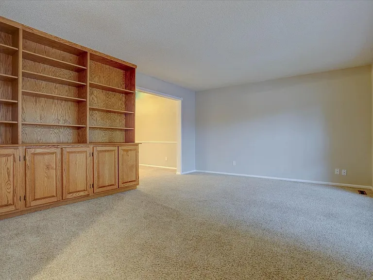 10701 Hobbit Ln — Photo 10