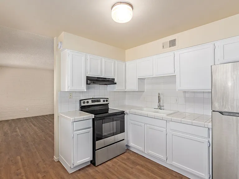 3413 E Earll Dr — Photo 2
