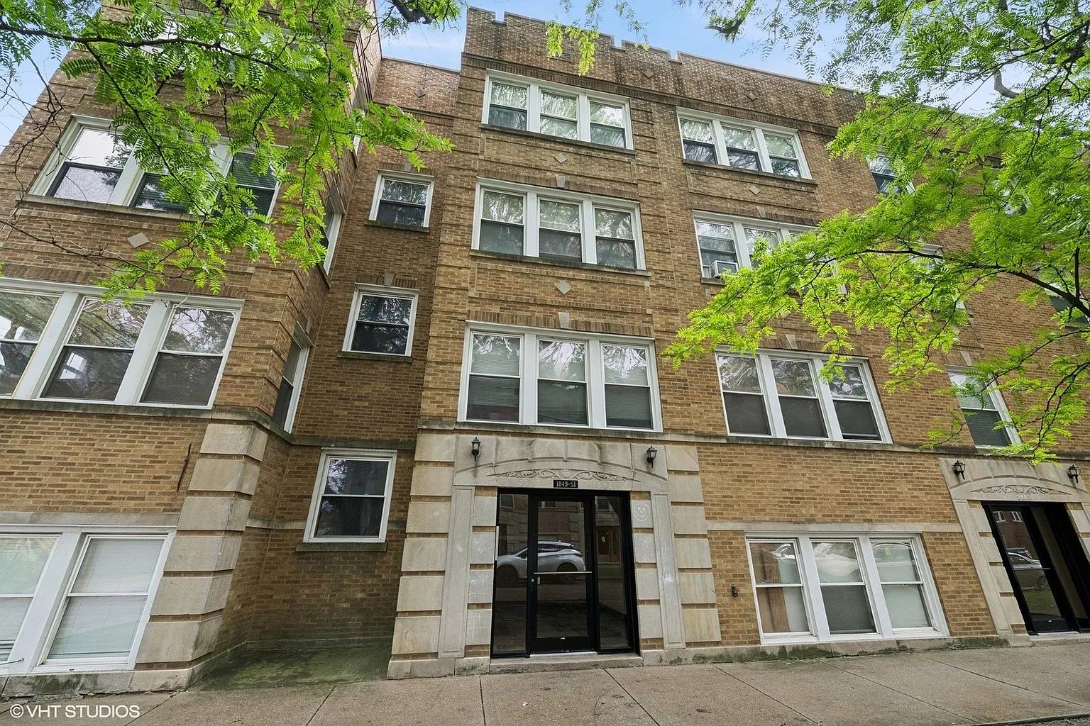 3849 W Ainslie St #1 photo 1