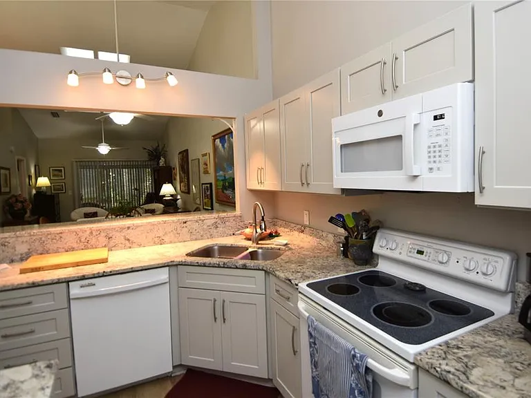 4941 SW 10th Ln — Photo 12