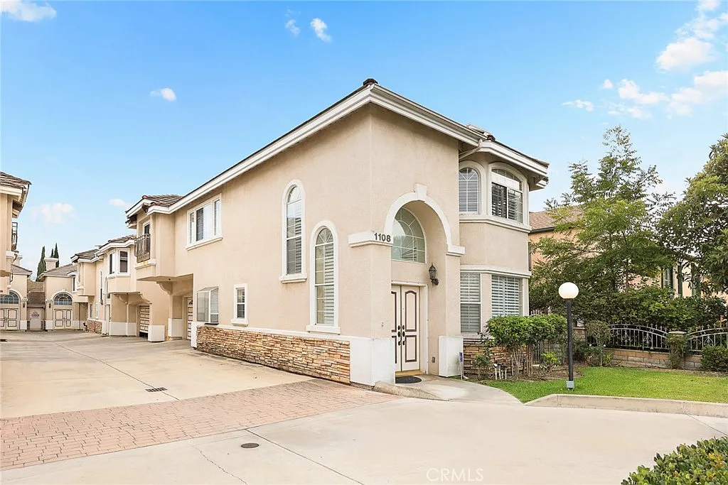 3 bed, 2.5 bath, 1806 sqft, $3,900 — Photo 2