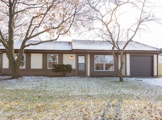 695 Niagara Dr, Bolingbrook, IL 60440