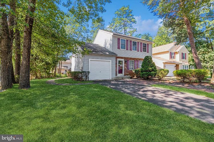 1st image of 61 Woodstream Dr