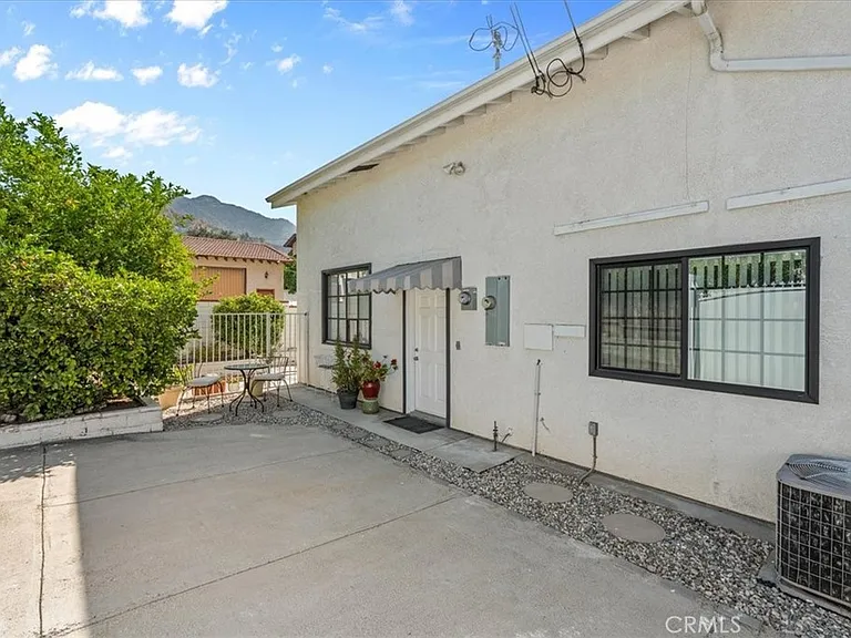 1031 E Tujunga Ave #A — Photo 3