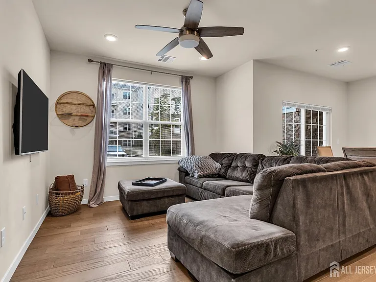 112 Lorhan Dr — Photo 8